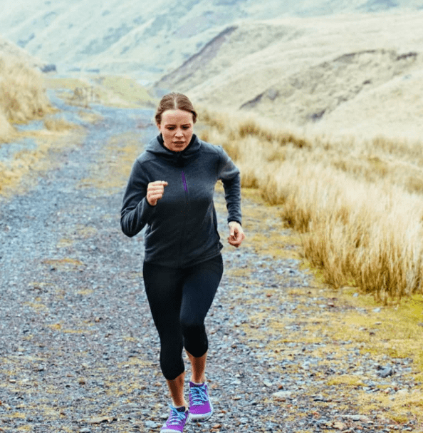 La ragazza corre