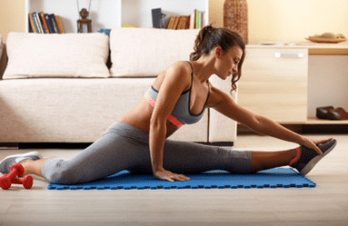 La ragazza fa sport a casa