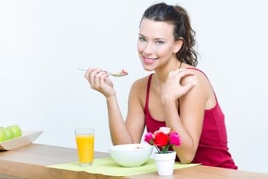 La ragazza mangia l'insalata