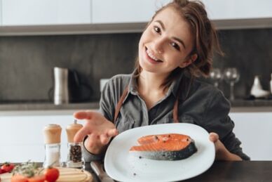 Ragazza giovane con bistecca di trota